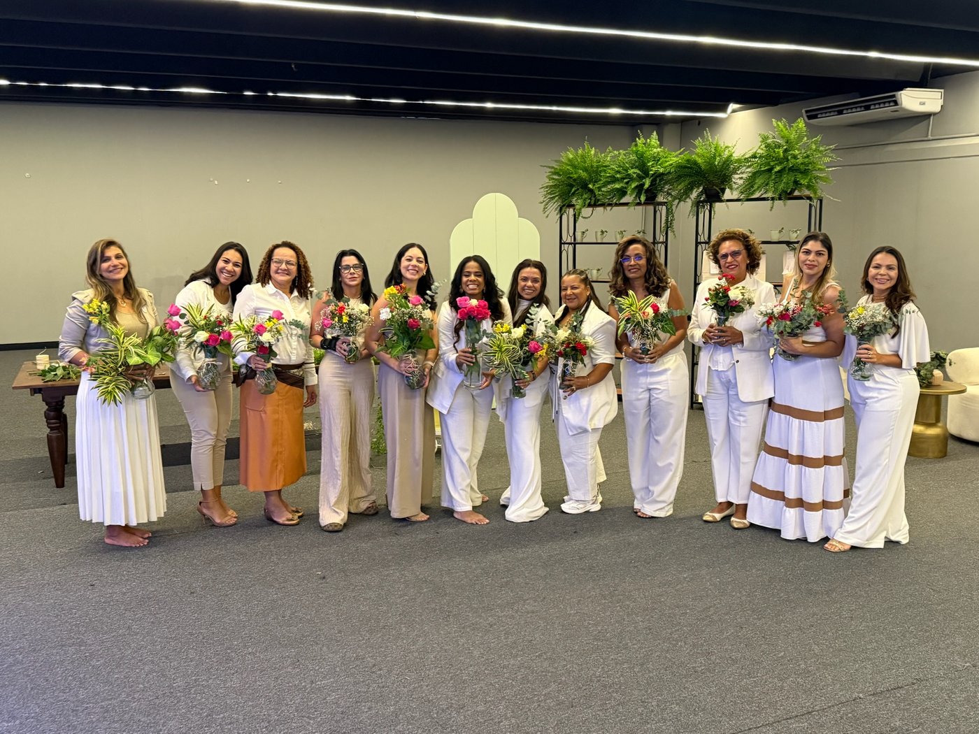 Grupo de mães com buquês