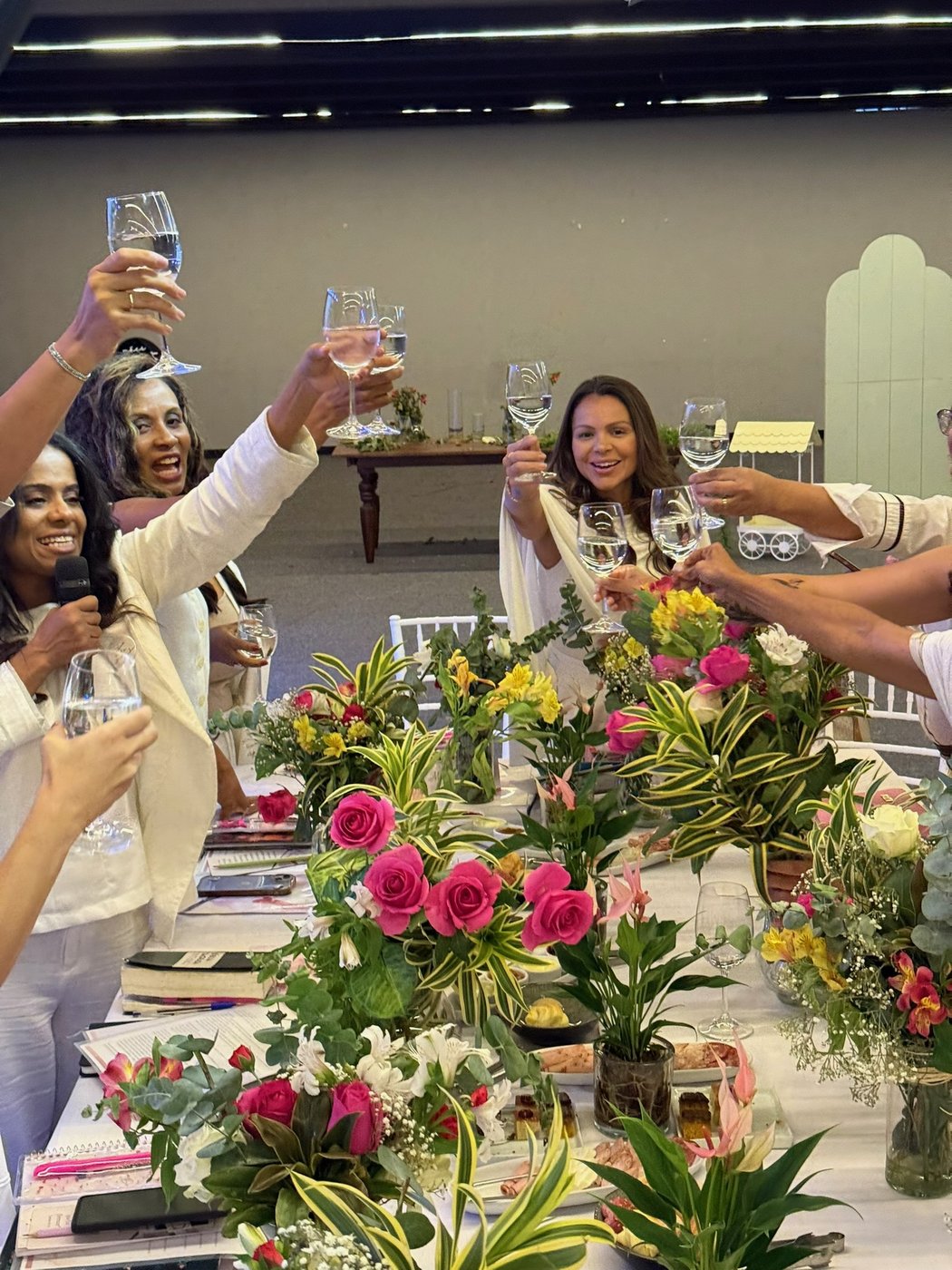Celebração com taças levantadas