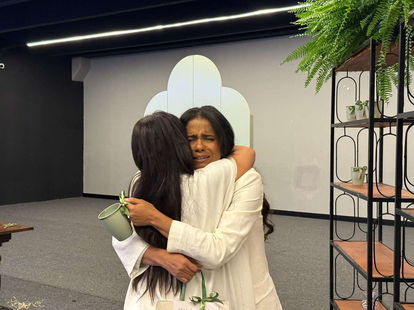 Mães se abraçando com emoção
